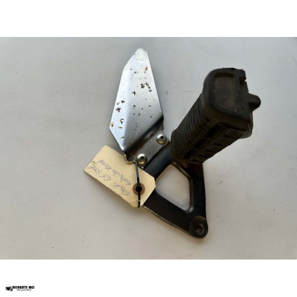 Suzuki GS500E venstre fodhvilerkonsol med fodhviler